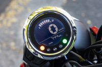 メーターはシンプルなモノクロ液晶。始動時に「00」の表示が“まばたき”するアニメーションがかわいらしい。