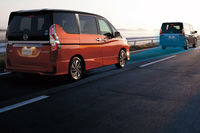 「インテリジェントエマージェンシーブレーキ」の作動イメージ。「ハイウェイスター」（手前車両）では、リアコンビランプのデザインが縦長に変更されている。