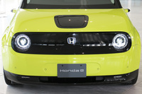 フルLEDのヘッドランプはキーを持って近づくと点灯するウエルカム機能付きで、円周部にターンシグナルライトを仕込んだ手の込んだもの。黒い充電口のリッドには、「オーナーが毎日触れるところだから」と、わざわざ触感のいいガラスを用いている。