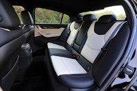 快適装備も充実しており、フロントシートにはヒーターとベンチレーション機能を採用。6：4分割可倒式のリアシート（写真）にも、ヒーターが装備されている。