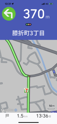 こうした場面では「緩やかに右です」という案内が。方向音痴のことをよく理解している。