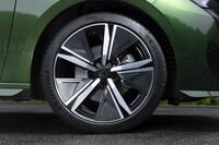 タイヤ＆ホイールは18インチで、試乗車はミシュランのプレミアムコンフォートタイヤ「プライマシー4」を履いていた。