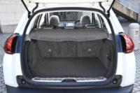 ラゲッジルームの容量は360リッターで、後席を倒すと1172リッターのスペースが得られる。後席の可倒機構は秀逸で、倒すとシートバックが水平に、荷室床面と同じ高さになるよう設計されている。（写真をクリックすると、シートの倒れる様子が見られます）