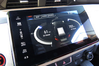 ダッシュボードのモニターに表示された走行可能距離。東京モーターショー当時のアナウンスによると、「クラリティ プラグインハイブリッド」のEV走行距離は100kmに達するという。