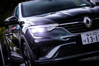 ひと目でルノー車とわかるCシェイプのLEDヘッドランプが組み込まれたフロントフェイス。F1から着想を得たというフロントブレードや、バンバーの両端にホイールハウスにつながるエアディフレクターを装備するなど、空力面での工夫にも抜かりがない。