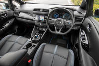 インテリアは標準車と共通。「G」グレードにはシート地に本革が採用される。