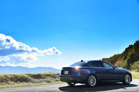 ボディーサイズは全長×全幅×全高＝4645×1865×1435mm。想定ライバルと目される「BMW 320i Mスポーツ」と比べると、全長は同じで、65mm幅広く、5mm低い。