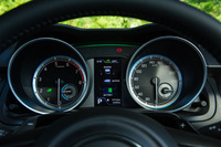 中央部にカラー液晶のマルチインフォメーションディスプレイを備えた2眼式メーター。フルハイブリッド車では、文字盤にブルーのイルミネーションが用いられる。