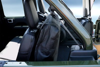 リアクオーターウィンドウは脱着式。取り外した部分は、専用バッグに入れてリアシートの背もたれ後方に収納できる。