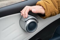 スピーカー内蔵のドアオープナーは後方に引いて操作する。パチンコ台のハンドルを思い浮かべる人もいるだろう。