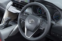 本革巻きのステアリングホイールにはホーンパッド下の部分にサテンメッキ加飾が施される。