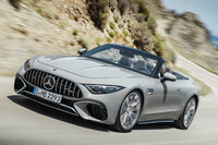 4座のオープントップモデル「メルセデスAMG SL」。ロングノーズ・ショートデッキ、そしてロー＆ワイドな、クラシックなフォルムのFRスポーツカーである。