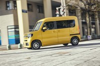 サスペンションの形式は軽乗用車「N-BOX」と同様、フロントがマクファーソンストラット式でリアがH型トーションビーム式。ただしリアは「N-VAN」専用設計となっている。