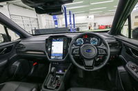 新型「フォレスター」の斜め左前方に高さ1mの円柱物を置き、Aピラーとドアミラーの間から視認できるかをチェック。高さ1mは、4歳前後の幼児の身長を想定したもの。ご覧のように、フロントの三角窓からしっかりと対象物が確認できる。