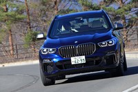 キドニーグリルやエアインテークは「Mパフォーマンスモデル」専用色となる「セリウムグレー」でコーディネート。グリル内にはエアシャッターが備わっている。