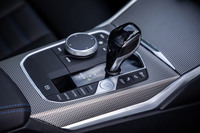 トランスミッションは8段AT。シフトレバーの周囲に、走行モードのセレクターやインフォテインメントシステムの操作スイッチが整然と配置されている。