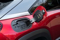 充電ソケットは右のリアフェンダーにレイアウトされる。200V・3kW／6kWまたは100V・0.6kWまでの普通充電と、最大40kWまでの急速充電に対応する。