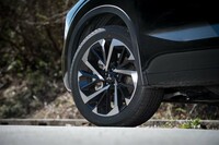 タイヤ＆ホイールは迫力の20インチ。「P」グレードの最低地上高は「RAV4 PHVブラックトーン」と同じ200mm。