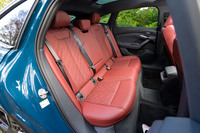 リアシートは４：２：４の3分割式。前後方向の広さは十分だが、背の高い人だと、頭上に少し圧迫感を覚えるかもしれない。