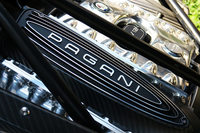 同じく「パガーニ・ウアイラ ロードスターBC」のエンジン。最上部のカバーにはシリンダー数を想起させる12の突起が設けられている。