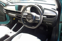 丸型のメータークラスターや2本スポークのステアリングホイールなど、初代「600」からのデザイン要素が用いられた新型「600e」のコックピット。