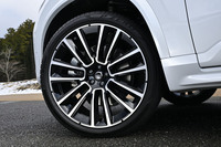 今回の試乗車は、標準で装備される「7ダブルスポーク ダイヤモンドカット／ブラック」の22インチホイールに、前後とも275/35R22サイズの「ピレリPゼロPNCS」タイヤを組み合わせていた。