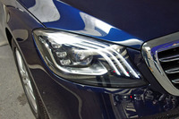 ヘッドライトの中には、光ファイバーによる3本のラインが設けられた。