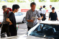 若い来場者の質問に笑顔で答える「2000GT」のオーナー。