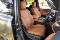 シート表皮はしっとりとした質感が自慢のセミアニリン本革。クロカンモデルらしい着座位置が安心感をもたらす。