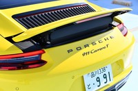 車速に合わせて可動するリアウイングは、ボタン操作でも高さを調整できる。