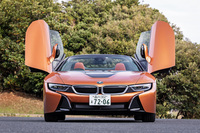 前方上部に大きく跳ね上がるバタフライドアは、「i8クーペ」がサッシ付き、「i8ロードスター」がサッシレスという違いがある。