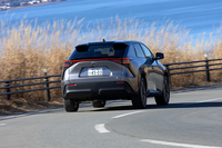 長時間の撮影をこなし、山道も遠慮なく走った（写真は下りだが……）今回のテストの電費は5.3km/kWhだった。