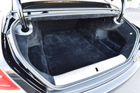 開口部が広く取られた「レイス ブラックバッジ」のトランクルーム。トランクスルー機構は備わらない。