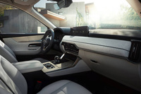 ワイドボディーによる余裕ある空間、天然素材を用いて細部にまでこだわり抜いたたデザインと質感が「CX-90」のインテリアにおける特徴。ダッシュボードまわりの基本デザインは「CX-60」と同じで、ドアパネルに至る連続感のあるデザインが目を引く。3人掛けとなる3列目シートには専用の空調吹き出し口が設定されている。