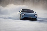 「911」や「パナメーラ」では「4WDのハイパフォーマンスバージョン」を表す「4S」だが、「ターボ」「ターボS」も含めて「タイカン」では機能そのものではなく、パフォーマンスのヒエラルキーを表す記号として取り扱われている。