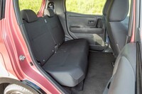 フロントとは一転してリアシートは簡素な仕立て。座面の前後スライドは左右一体式で、リクライニングは左右個別にできる。