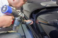 車内のついでに、ボディーサイドのエアアウトレットまわりも清掃。「延長ホース」を突っ込めば、奥の方の小石や砂ぼこりも一網打尽である。