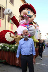 祭りの実行委員長であるマッシモ・カジーニ氏。ちなみに娘さんは村長である。