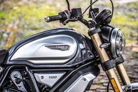 フューエルタンクの左右に装着された「SCRAMBLER DUCATI」のバッジ。「ドゥカティ・スクランブラー」シリーズは、ドゥカティのラインナップのなかでも他のモデルとは趣を異にする、独立したブランドとして取り扱われている。