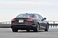 「グランスポーツ」仕様では、リアバンパーの中央下部に“エアロダイナミックフィン”が装着されており、スポーティーさが強調されている。