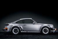 1975年に発売された初代「911ターボ」。3リッターの水平対向6気筒ターボエンジンは最高出力260PSを発生した。