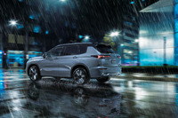 「ダイナミックサウンドヤマハアルティメット」には、走行状況に合わせて音量や音質を自動補正する「SCV（スピードコンペンセイテッドボリューム）」機能も備わる。ワイパーの作動によって雨を検知し、ホイールハウス内にこもる水しぶきノイズに合わせた補正もおこなうという。