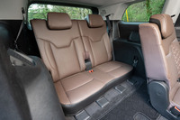 3列目シートも、子供であれば十分に実用的といえる空間を確保。左右のホイールハウスの上部には、ドリンクホルダーなどの収納が設けられている