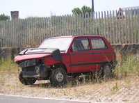 とあるショッピングセンターの駐車場に長いこと放置されていた、クラッシュしたと思われる初代「パンダ」。こうした個体は、いつの間にかハイエナのごとくやってくる人たちの部品取りの対象となる。2007年撮影。