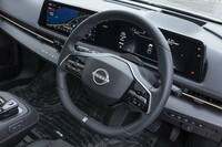 2本スポークのステアリングホイールにはディンプルレザーが巻かれる。ボトム側のスポークにセンターマークが付いているのがユニークだ。