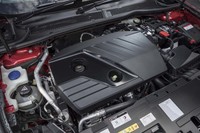 
	2リッターのディーゼルエンジンは、2000rpmという低回転域から最大トルク400Nmを発生。燃費（WLTCモード）は16.9km/リッターを記録する。
	