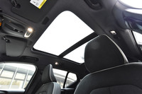 「T5 AWD R-DESIGN ファーストエディション」には、チルトアップ機構付きの電動パノラマガラスサンルーフが標準で備わる。