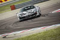 「SSC 6.0（サイド・スリップアングル・コントロール バージョン6.0）」が採用されており、誰でも限界走行をしながら容易に制御することを可能にしている。