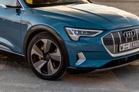一見すると、ごく普通のSUVにも見える「e-tron」のエクステリア。あえてEVとして奇抜なデザインを採用しないのも、アウディの狙いである。