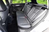 後席にはリクライニング機構が備わる。背もたれは全車3分割の可倒式。